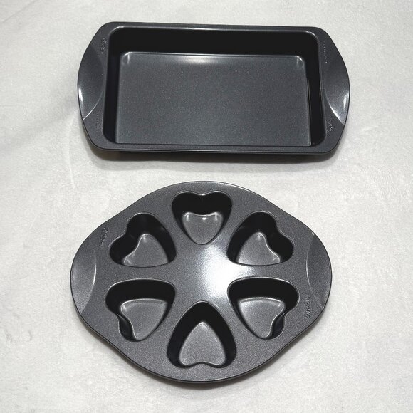NEW! 2 Wilton Cake Pans - 12" Cake Rectangle Tin & 4" Heart Cupcake Tin Baking - Picture 1 of 3